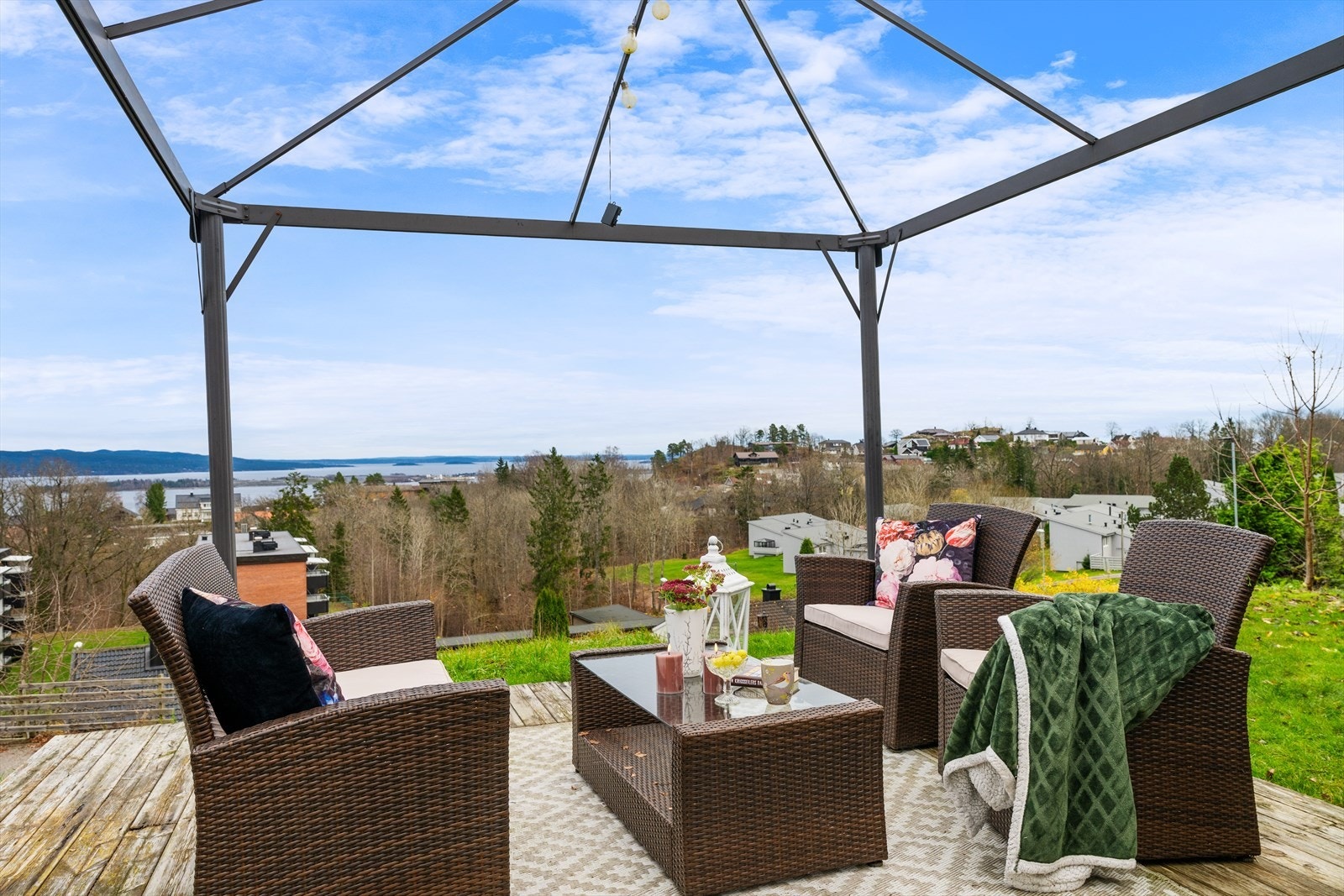 Solrik terrasseplatting på tomten Galleribilde