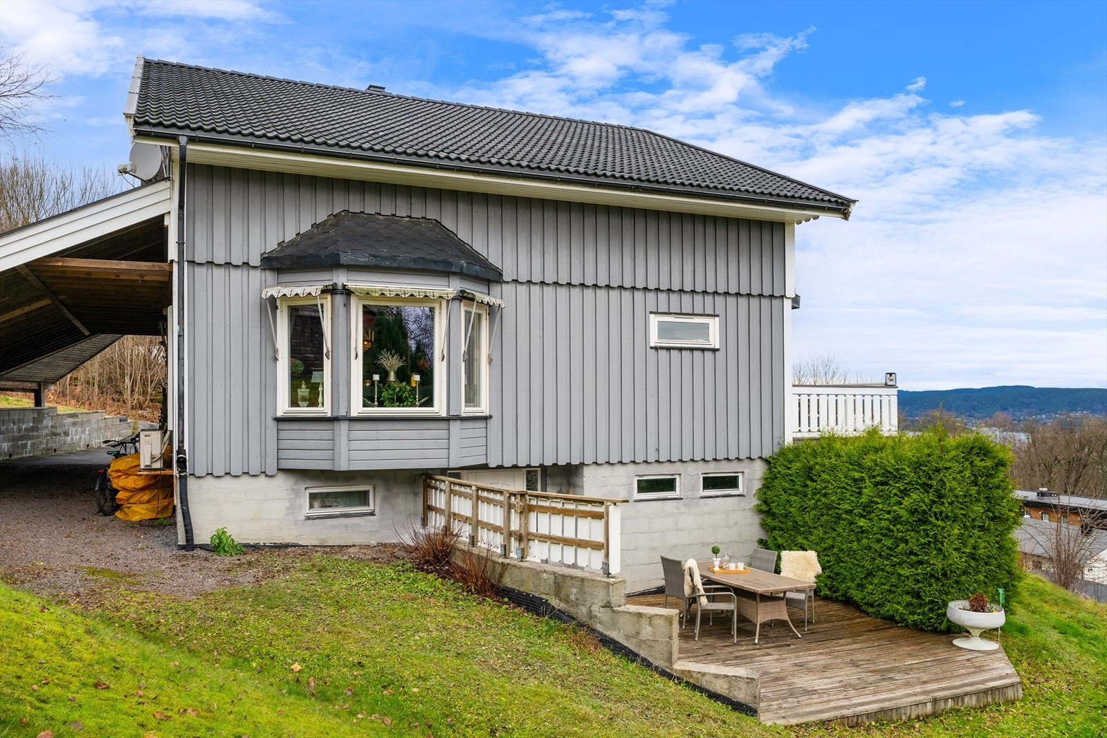 Fasade syd med uteplass/platting Galleribilde