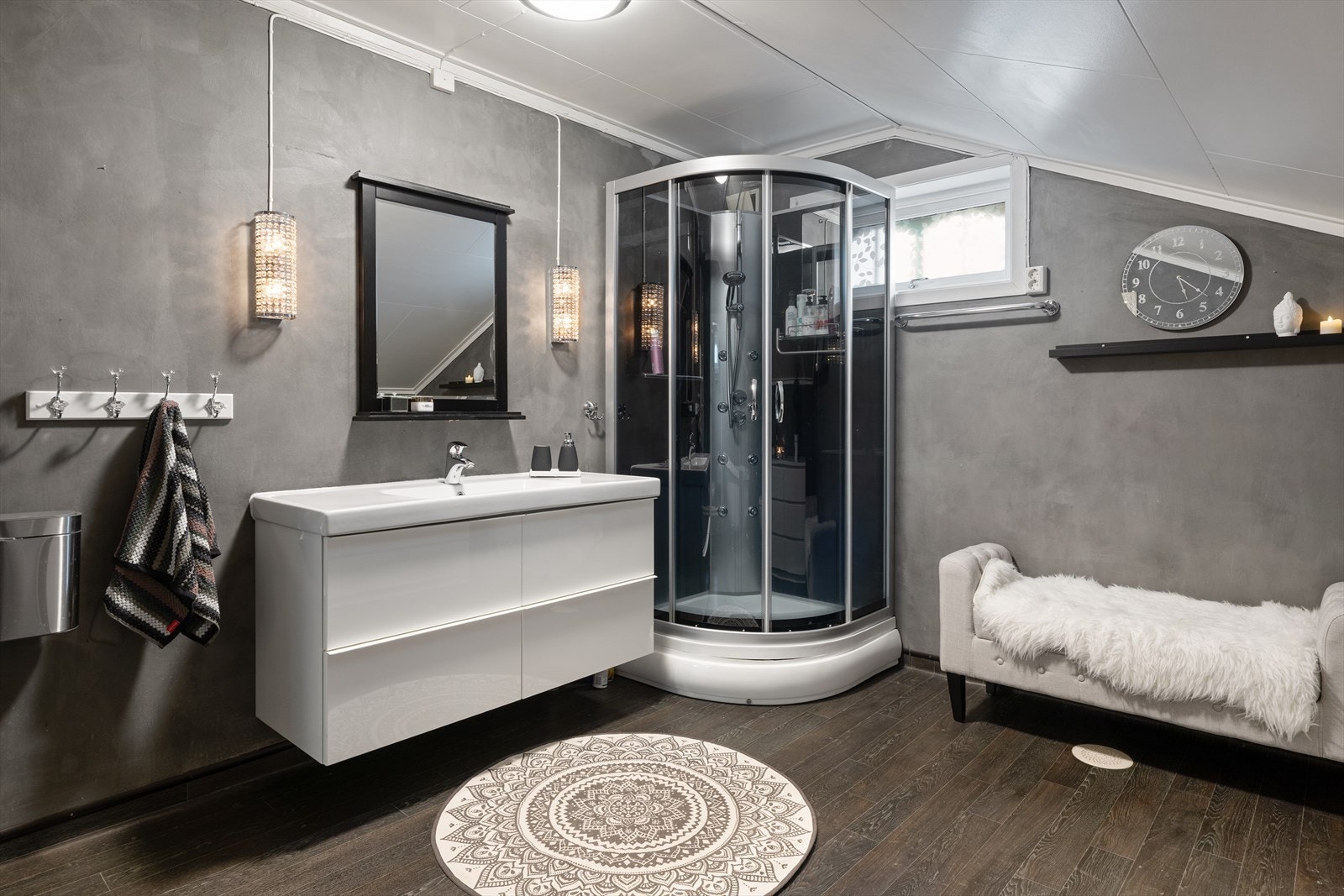 Romslig bad med både dusjkabinett og badekar Galleribilde