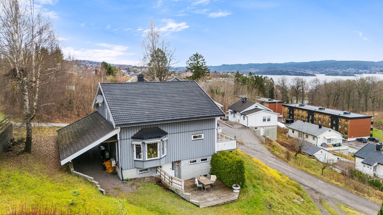 Boligen har en flott og høytliggende beliggenhet Galleribilde