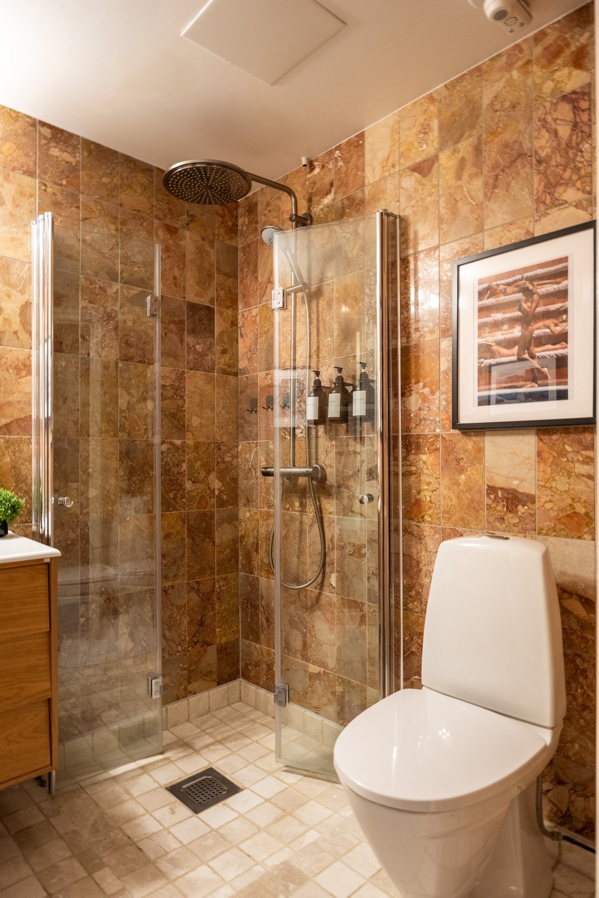 Rommet har innredning med nedfelt servant, toalett og dusjvegger/hjørne. Galleribilde