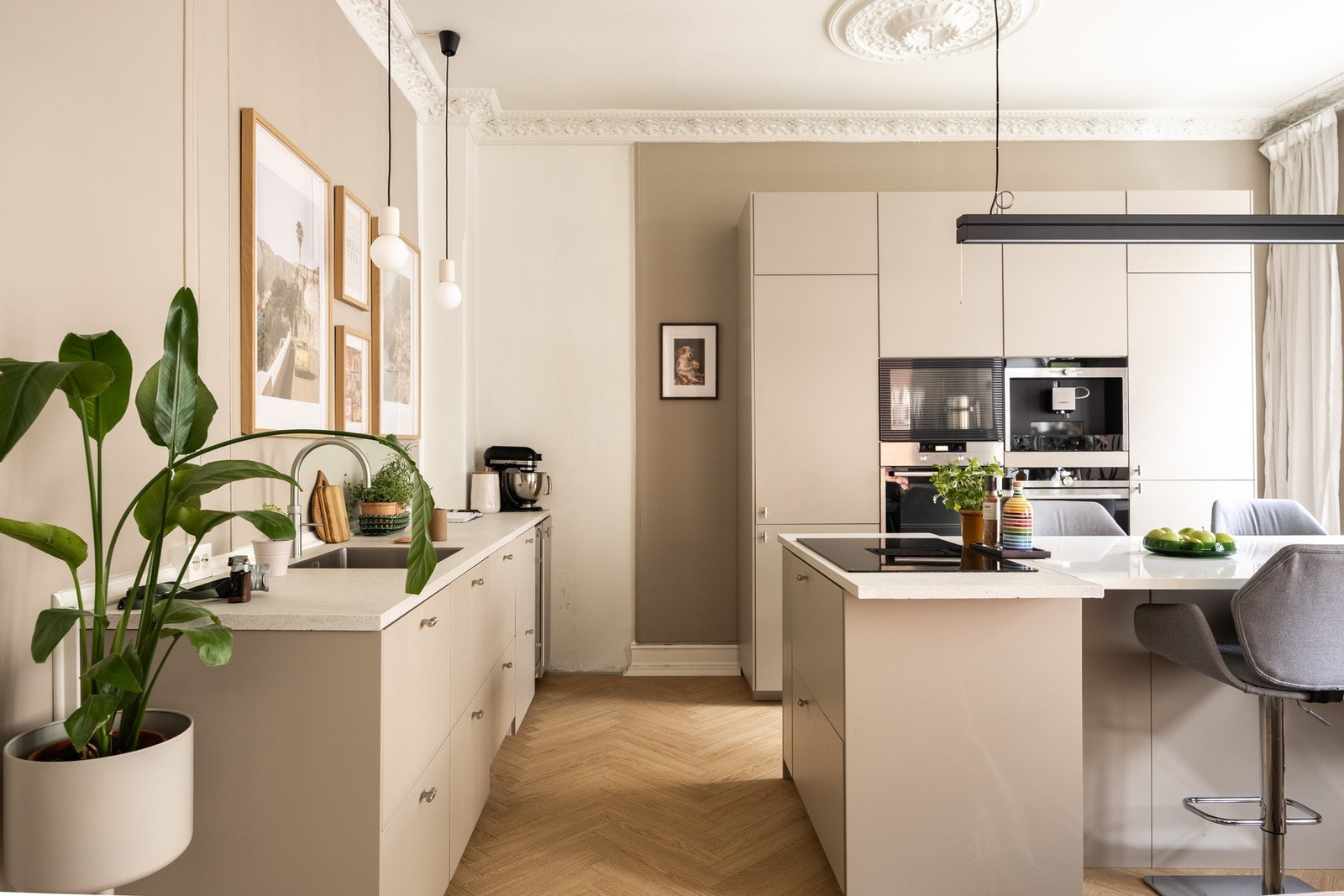 Kjøkkenet ble pusset opp i 2022 med en lekker innredning og sosial, åpen løsning Galleribilde