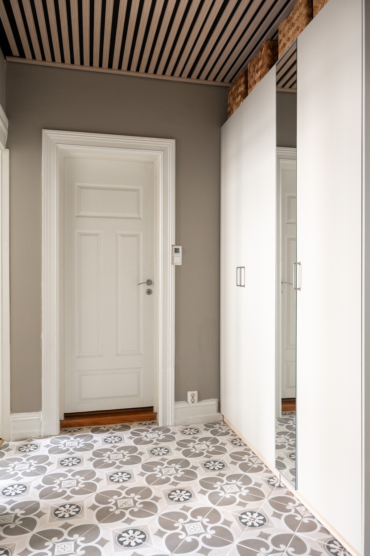 Stort garderobeskap i entréen for oppbevaring av yttertøy og sko Galleribilde