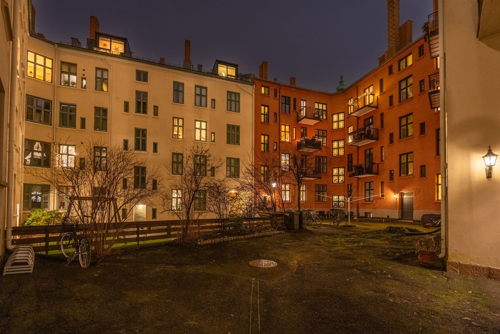 Inngang til oppgangen via felles bakgård Galleribilde