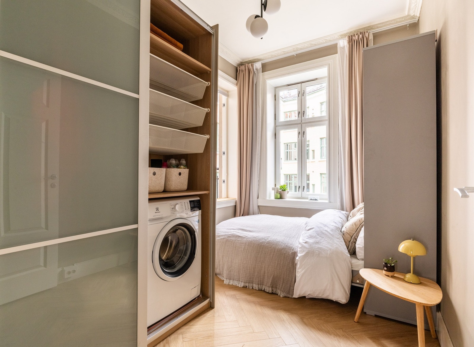 Soverom 2 med skapseng og praktisk garderobeskap med vaskenisje Galleribilde