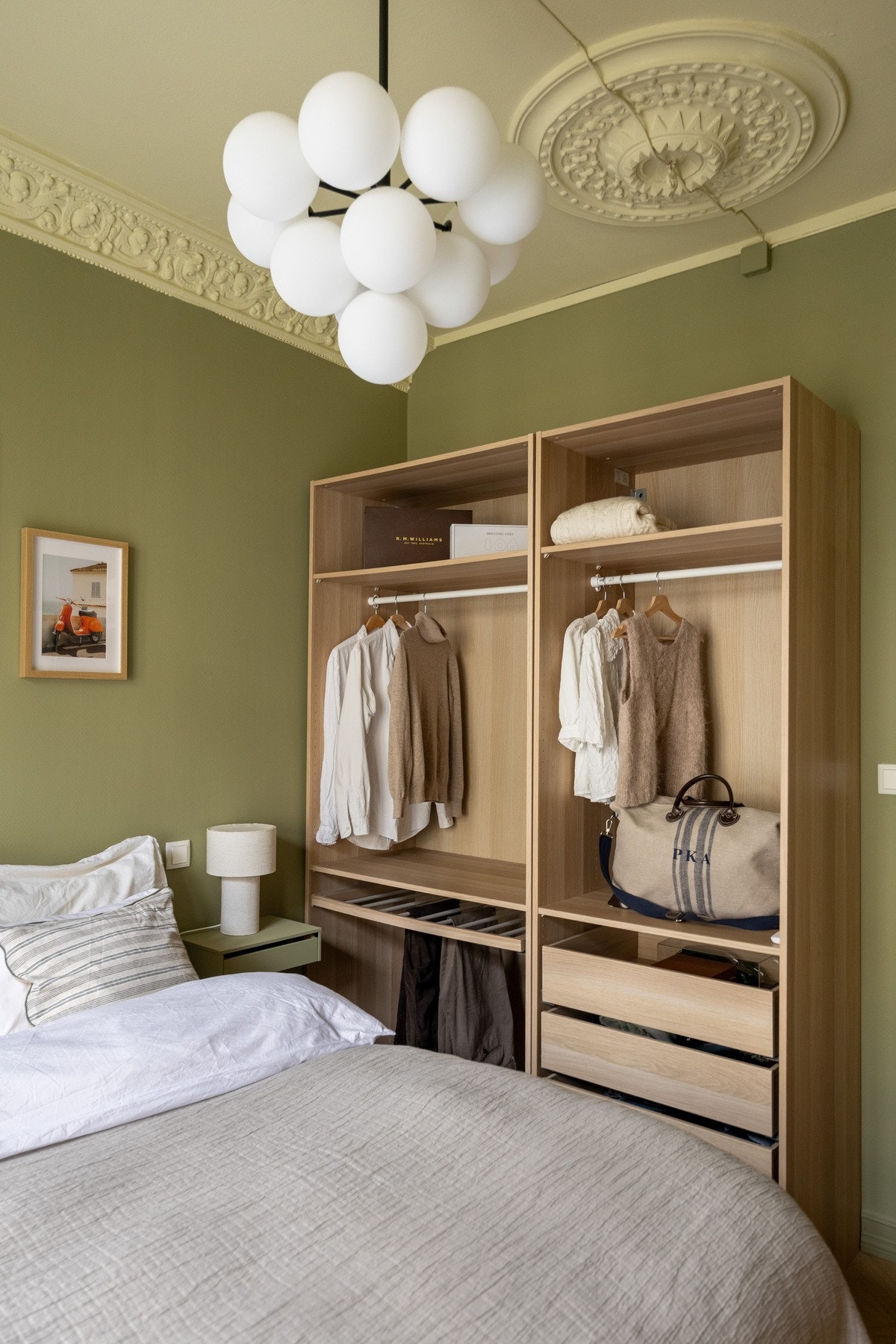 Garderobeskap medfølger. Plass til kommode også ved behov Galleribilde