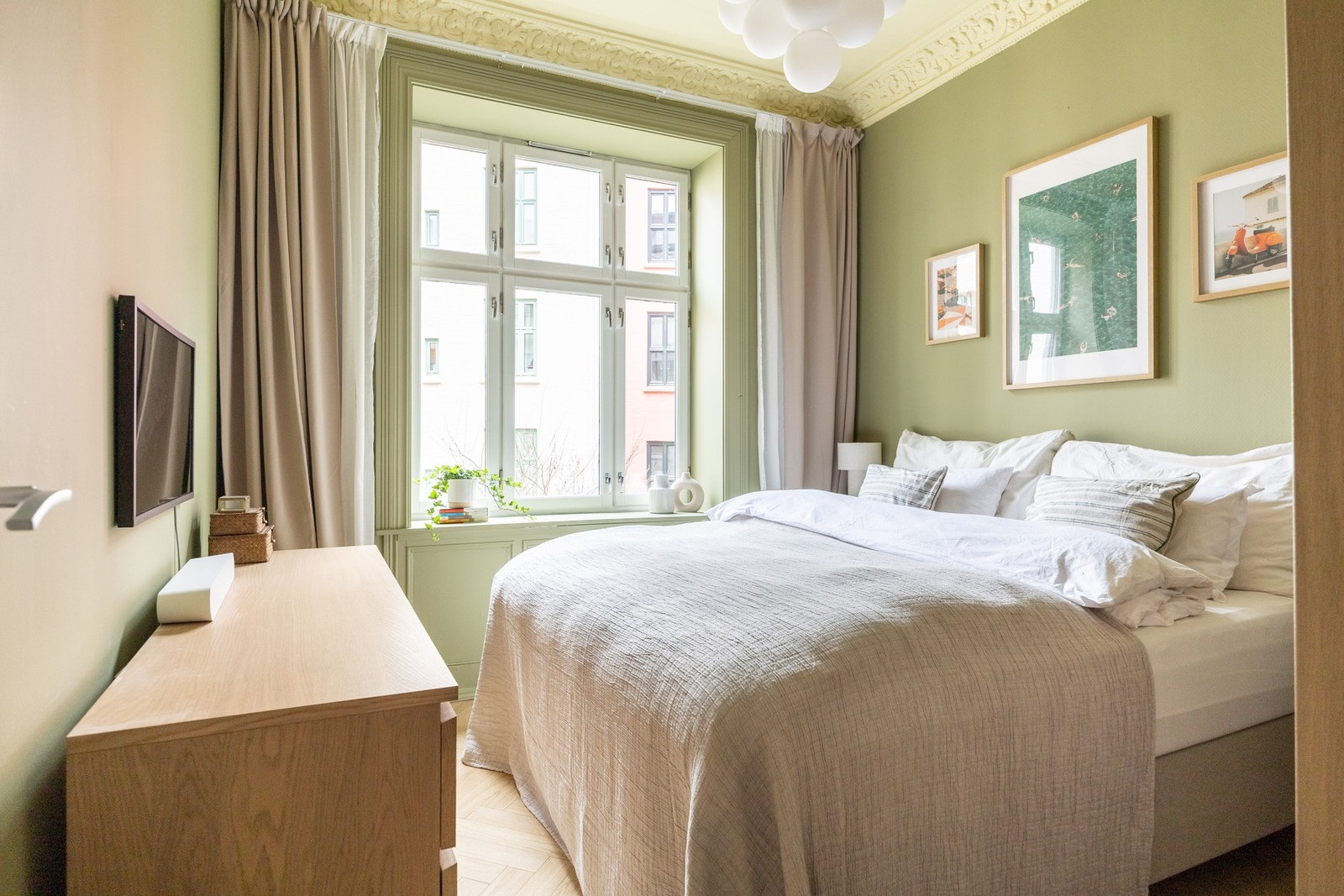 Romslig hovedsoverom med klassiske detaljer. Rommet vender ut mot bakgård Galleribilde