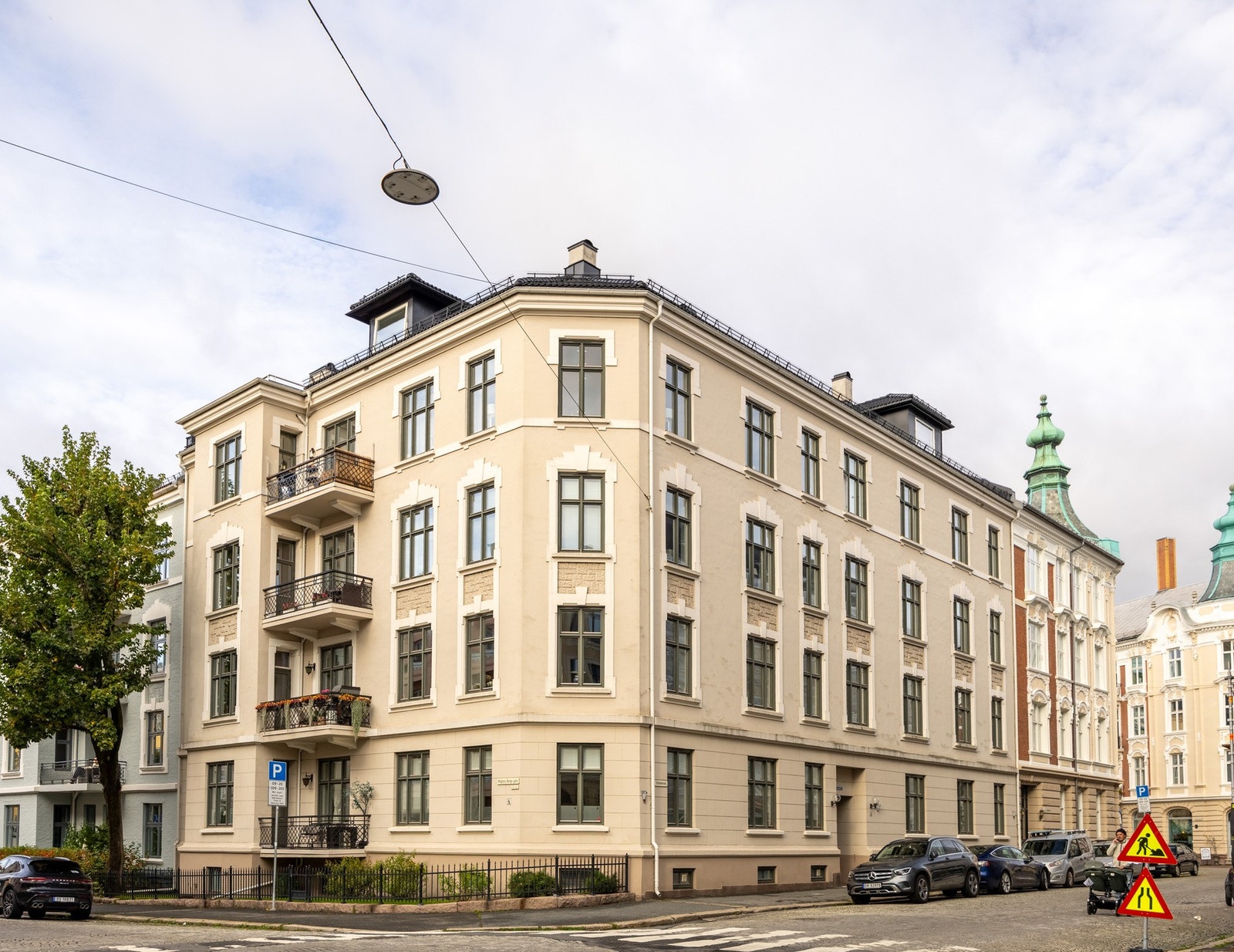 Leiligheten ligger i 2. etasje i en klassisk bygård fra starten av 1900-tallet Galleribilde