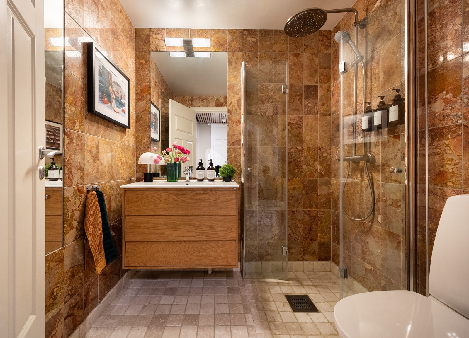 Pent flislagt bad med varmekabler i gulv Galleribilde