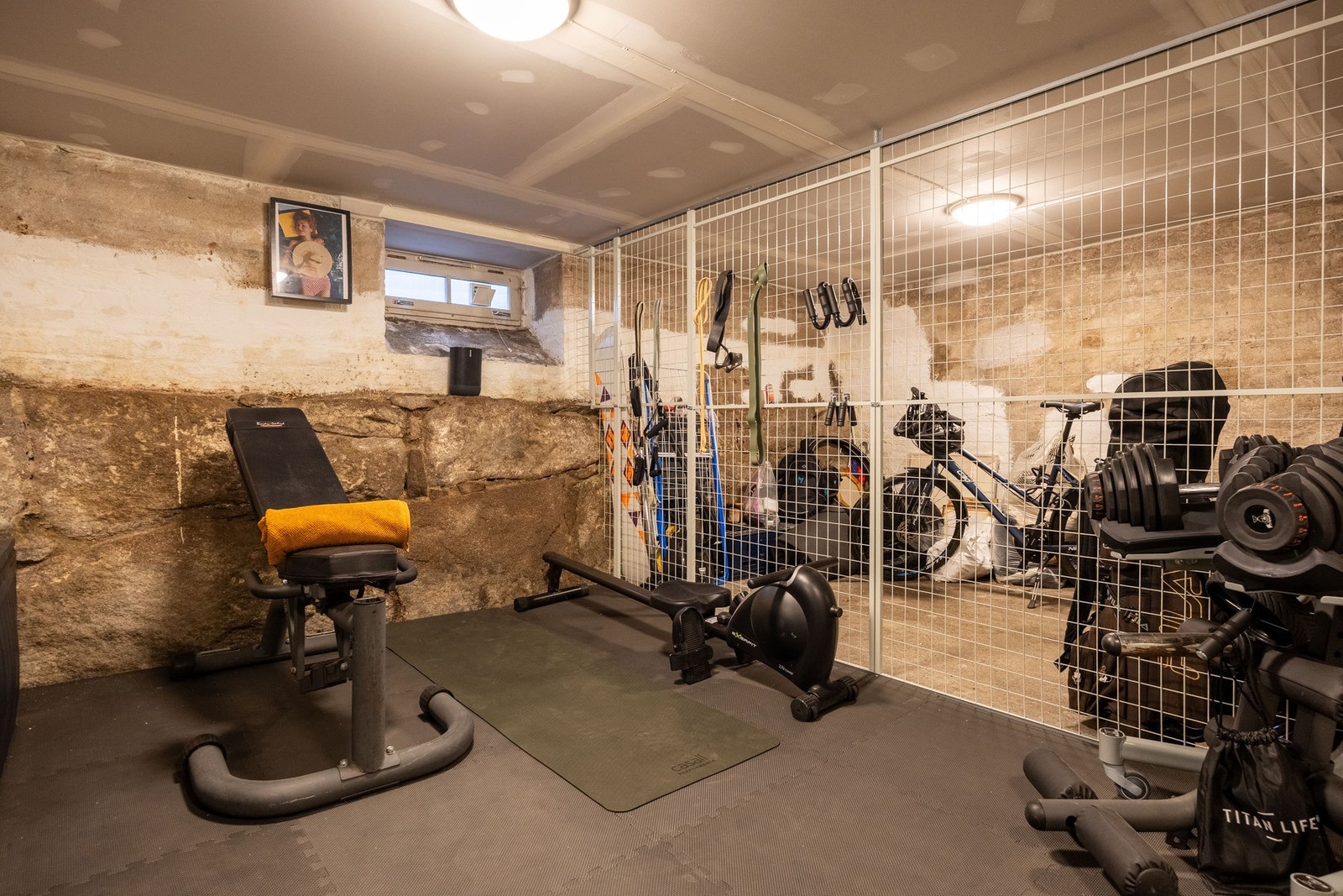 Kjellerboden er innredet som en treningsbod (treningsutstyr kan medfølge). Galleribilde