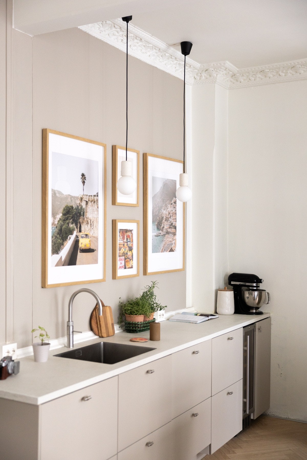 Integrert kjøl/fryseskap, oppvaskmaskin, platetopp, kaffemaskin og stekeovn Galleribilde