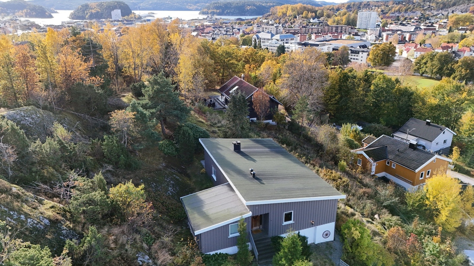 Eiendommen ligger vestvendt og gode solforhold på ettermiddag og kveld. Galleribilde