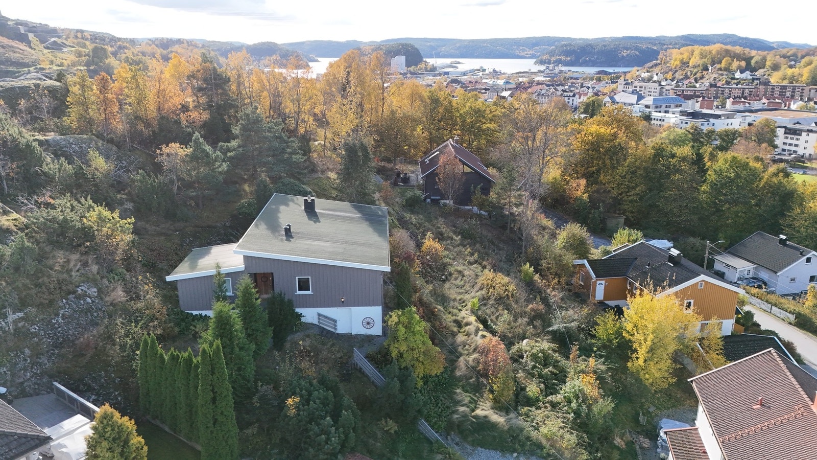 Tomten ligger svært sentralt på Os med kort gangavstand til alle byens fasiliteter. Galleribilde