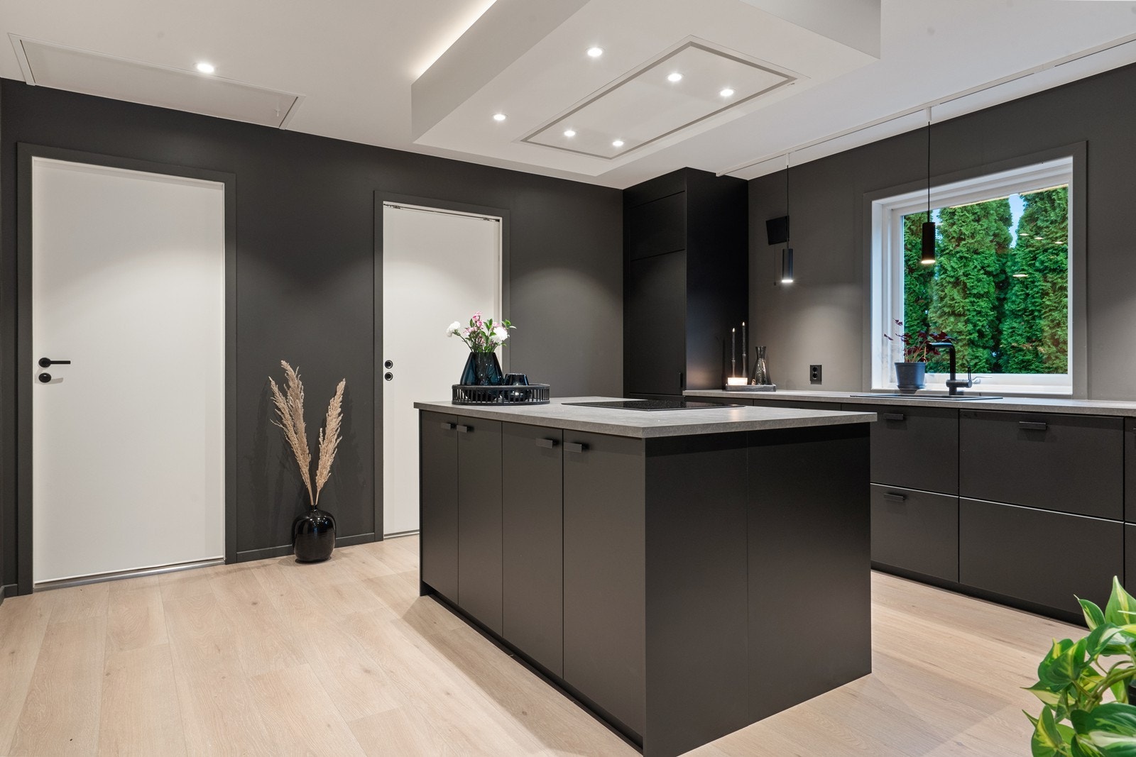 Kjøkkenøy med induksjonstopp gir ekstra arbeidsplass og funksjonalitet. Galleribilde