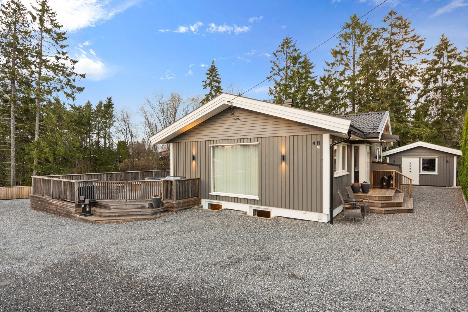 Gruslagt innkjørsel gir enkel tilgang til eiendommen og parkering. Galleribilde