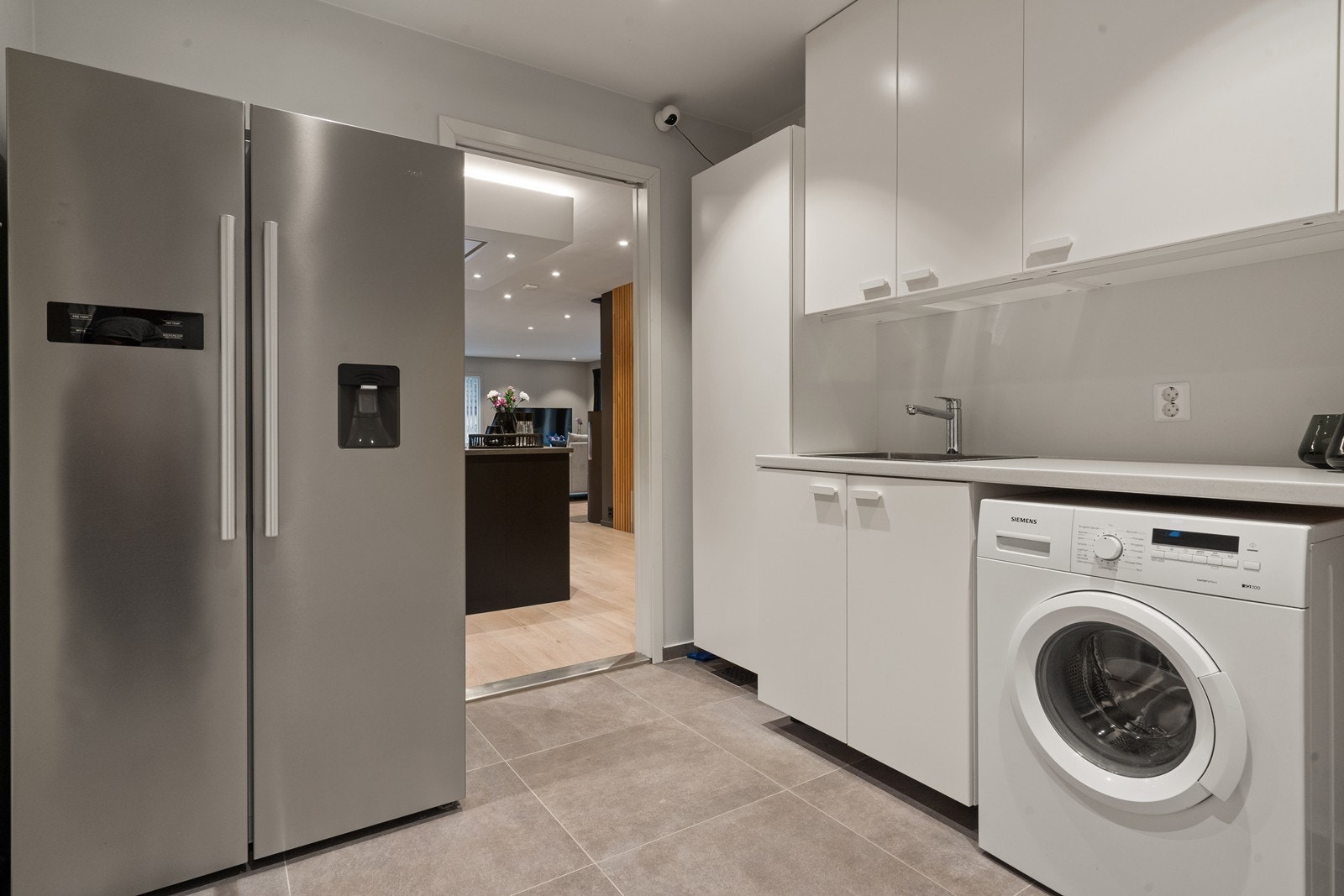 Meget praktisk vaskerom. Rommet har innredning med nedfelt servant og opplegg for vaskemaskin. Galleribilde