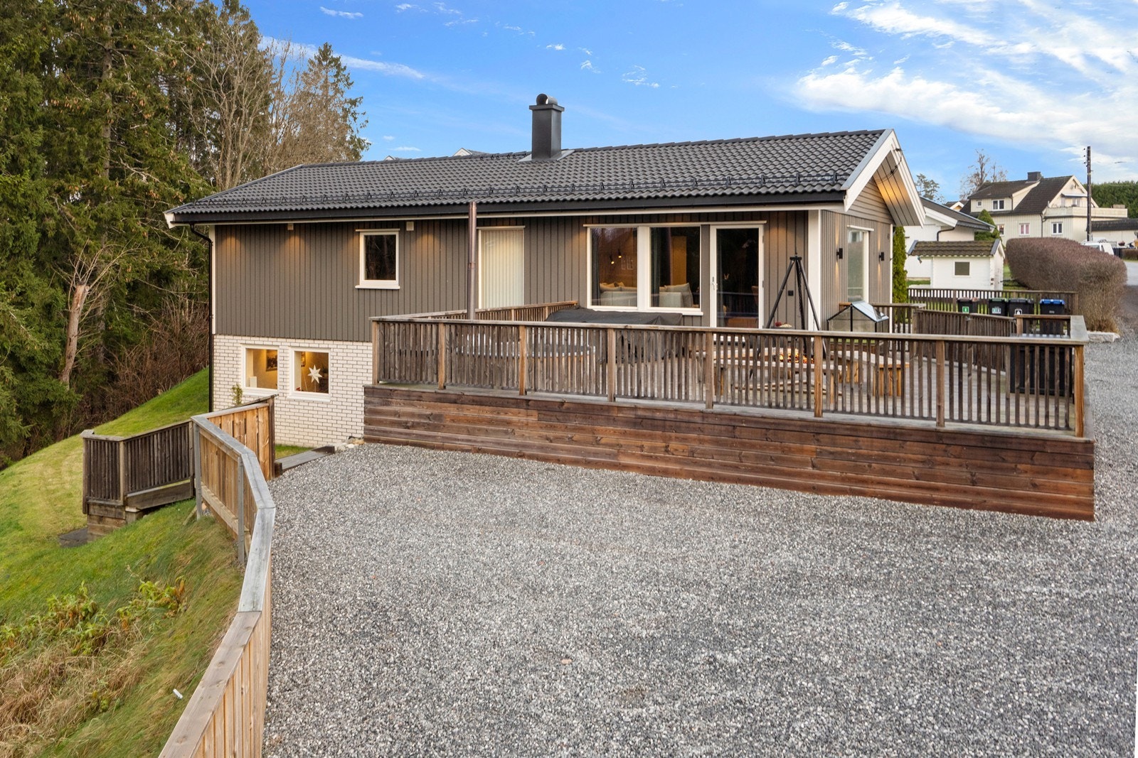 Bygningen har betongtakstein som sikrer holdbarhet og beskyttelse mot vær. Galleribilde