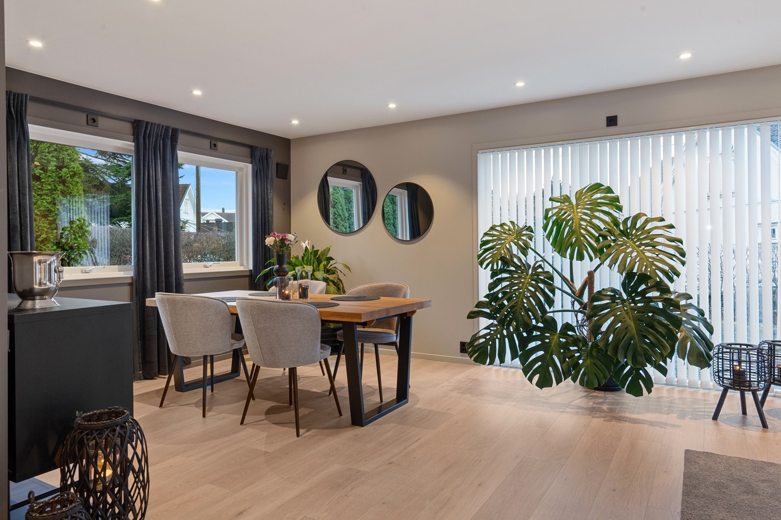 Store vinduer gir spiseplassen godt med naturlig lys. Galleribilde