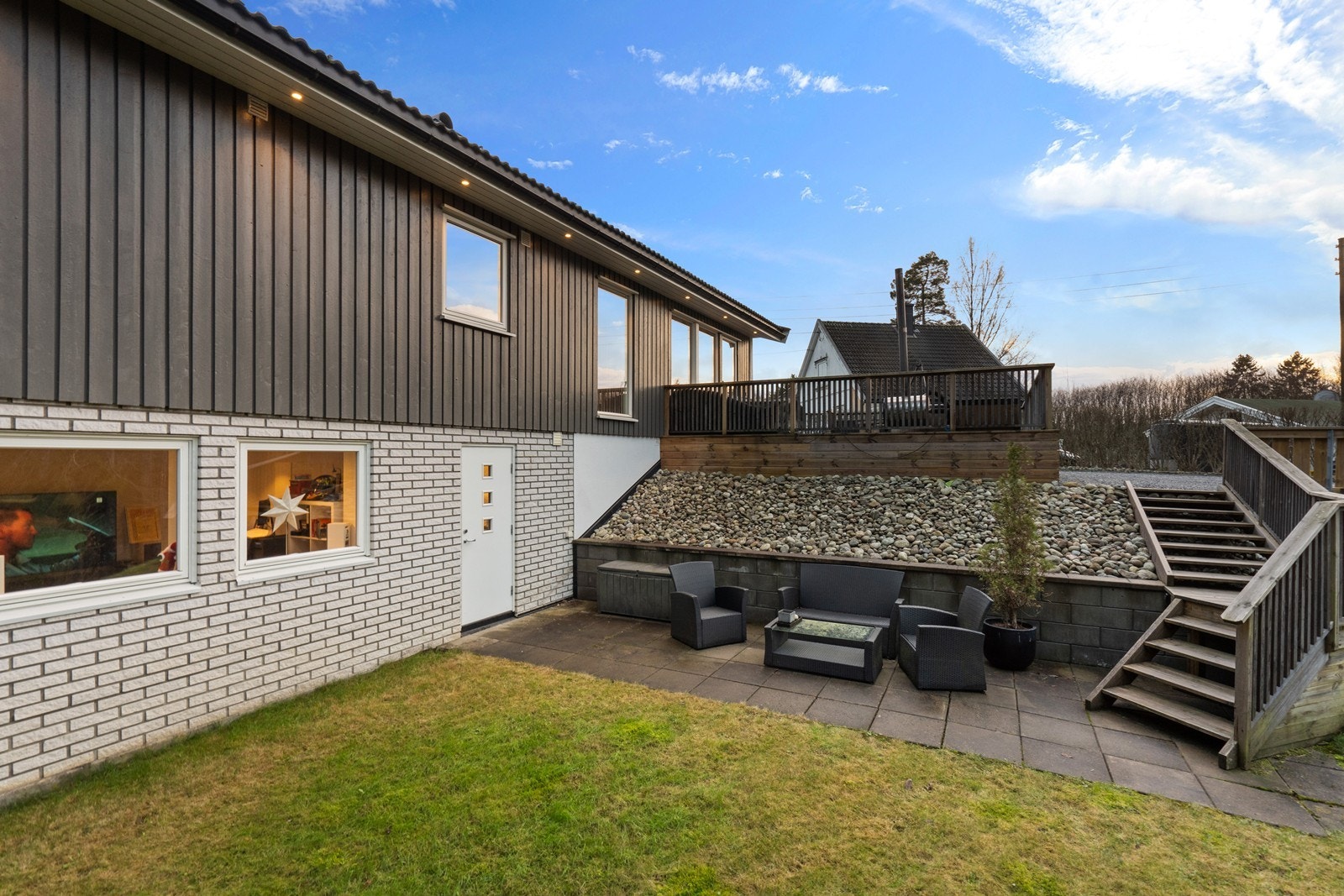 Utvendig trapp i impregnert materiale ned til utleieenheten. Galleribilde