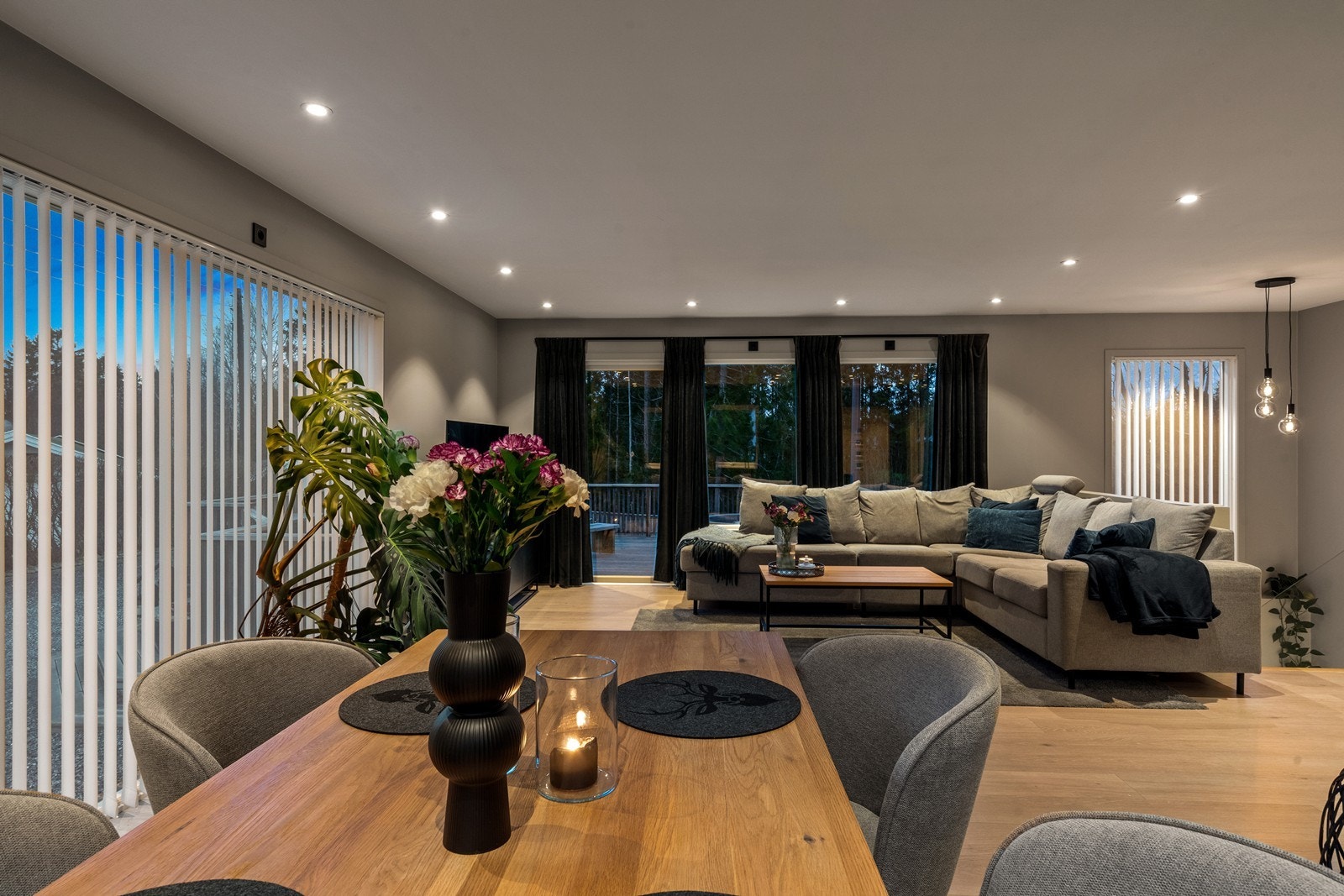 Direkte utgang til terrasse fra stuen gir enkel tilgang til uteområdet. Galleribilde