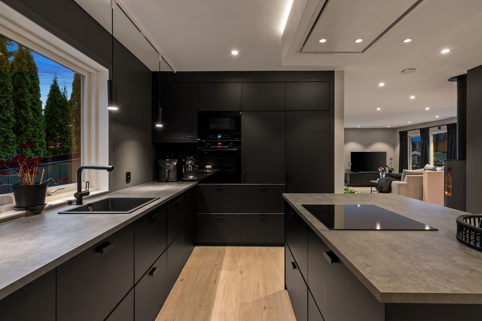 Integrerte hvitevarer og glatte fronter gir et stilrent kjøkkenmiljø. Galleribilde