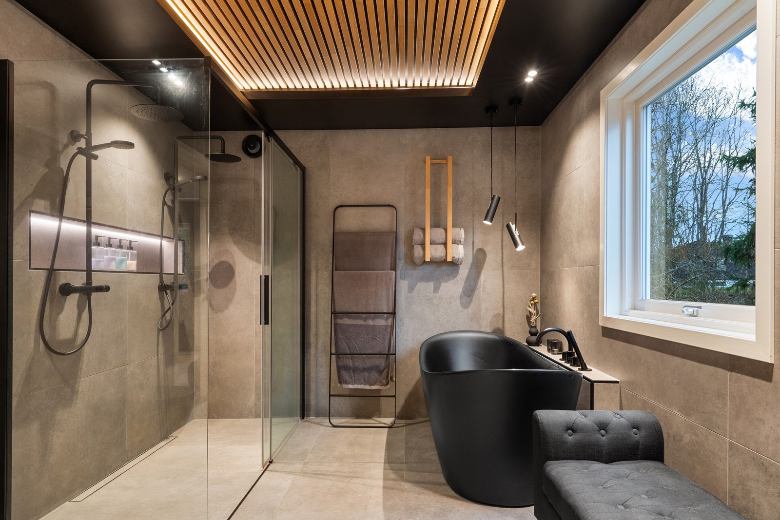 Lekkert bad med flislagte overflater og elektriske varmekabler. Galleribilde