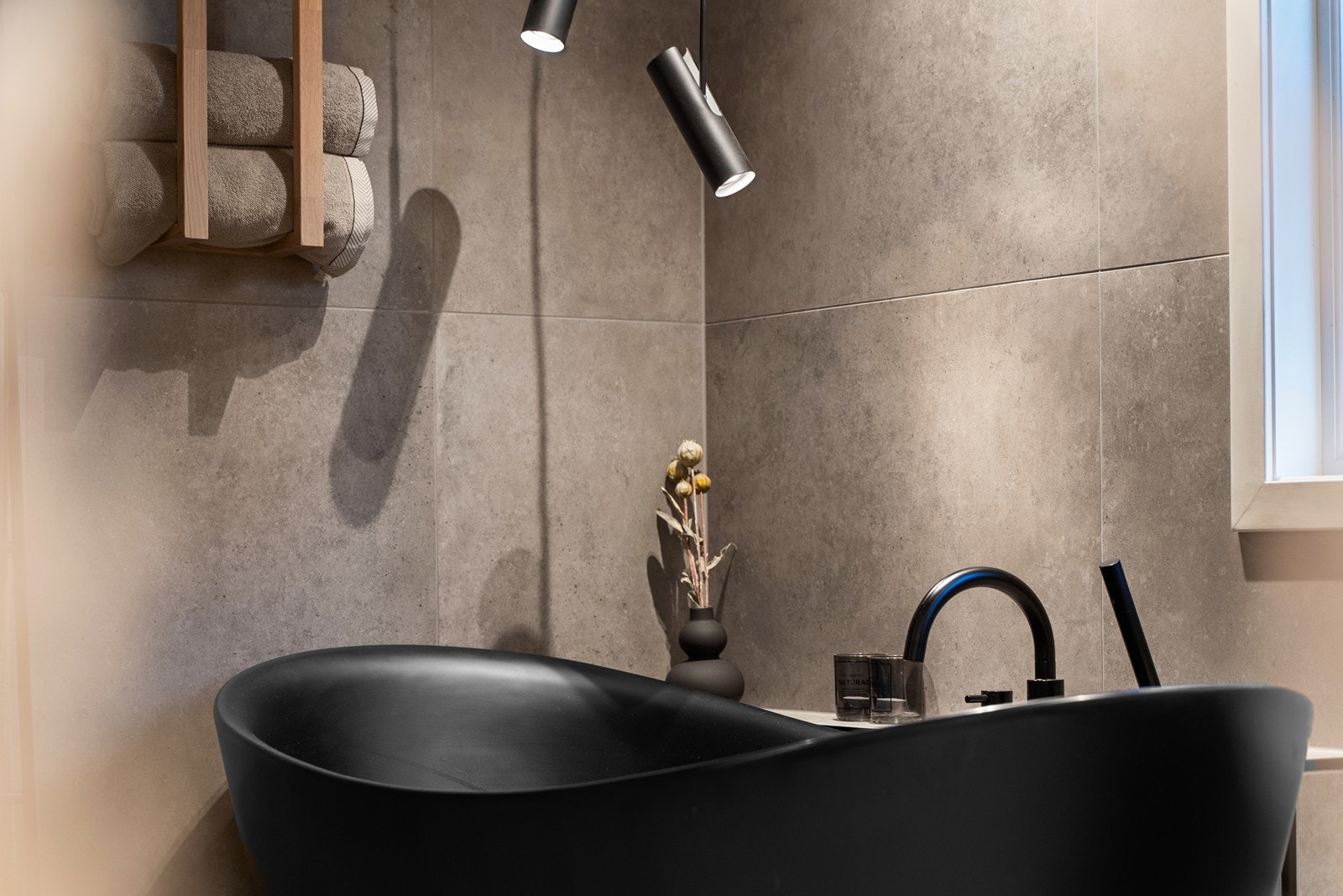 Moderne badekar og fliser skaper et stilfullt baderom. Galleribilde