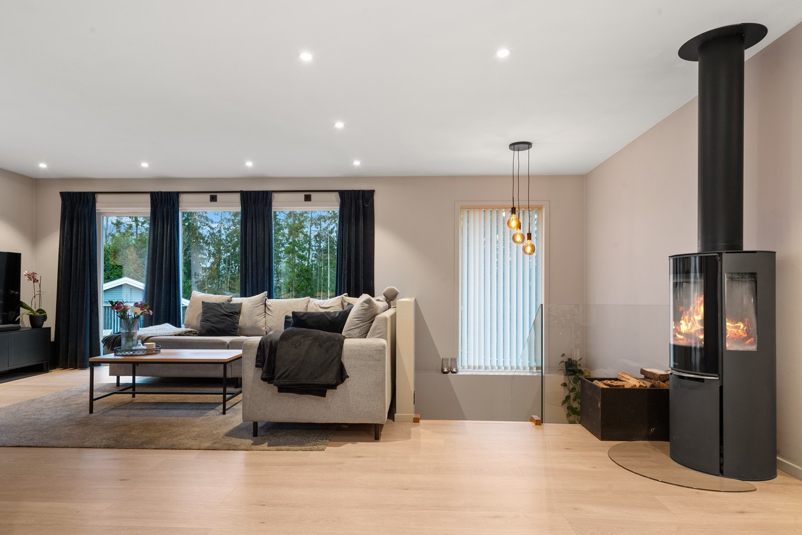 Vedovn i stuen gir en behagelig varme til oppholdsrommet. Galleribilde