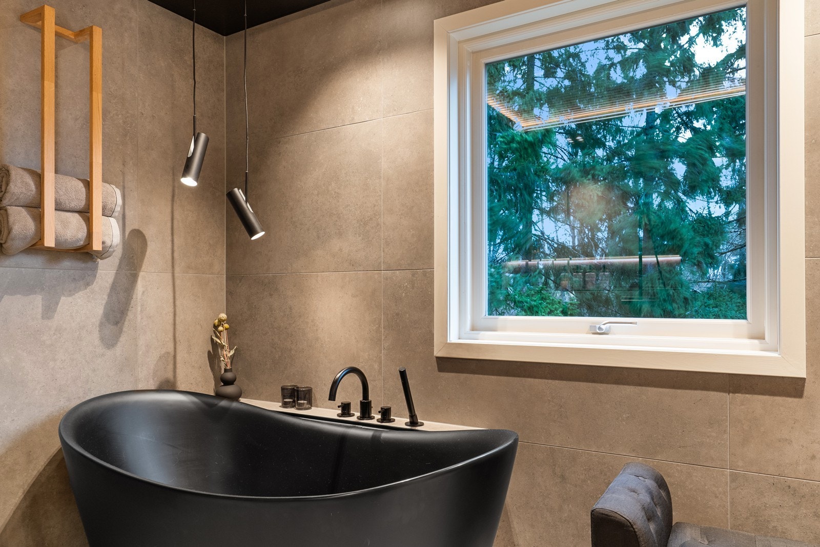 Vindusplassering gir naturlig lysinnslipp til baderommet. Galleribilde