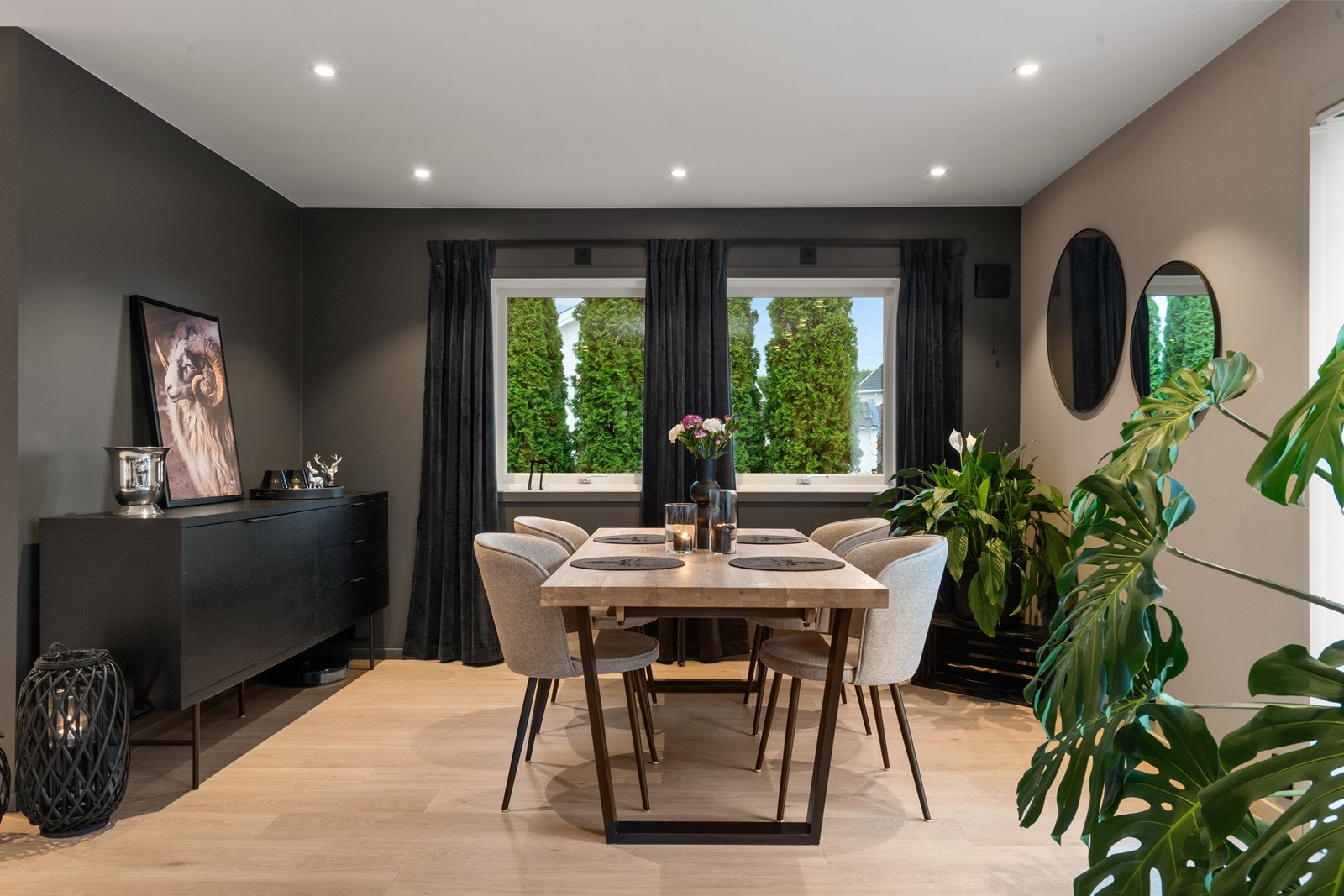 Spiseplassen har enkel adkomst til kjøkkenet for praktisk servering. Galleribilde