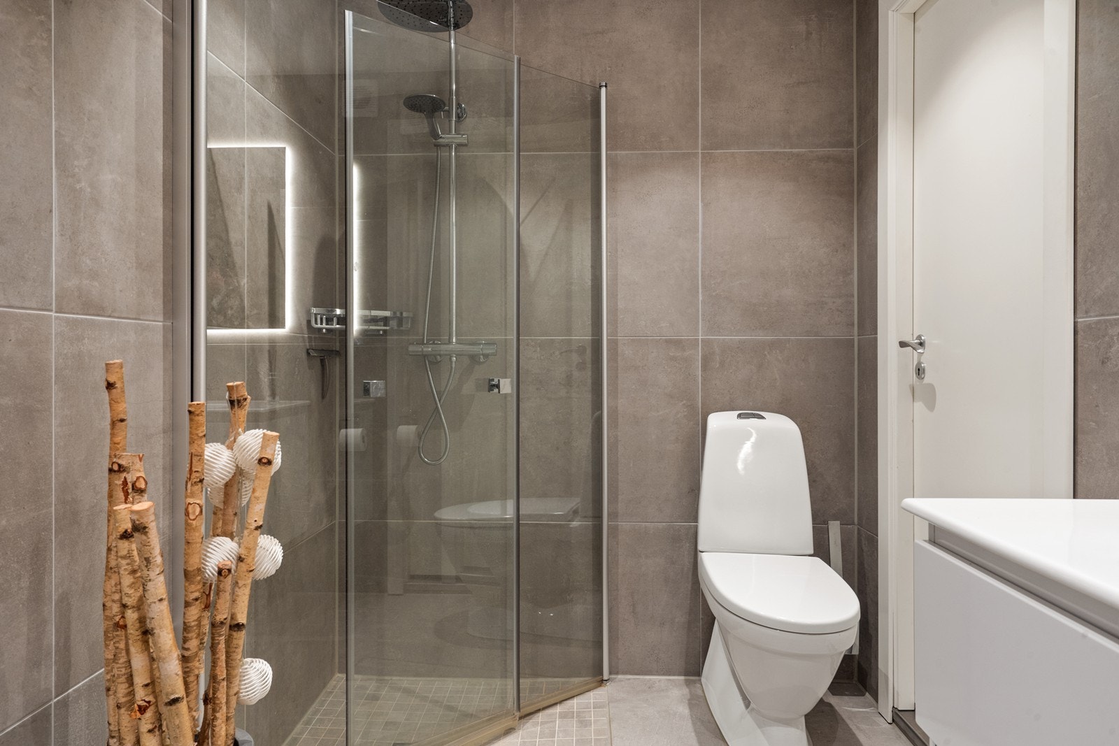 Flislagte vegger og gulv med elektriske varmekabler gir et moderne bad. Tilhører hoveddelen i boligen. Galleribilde