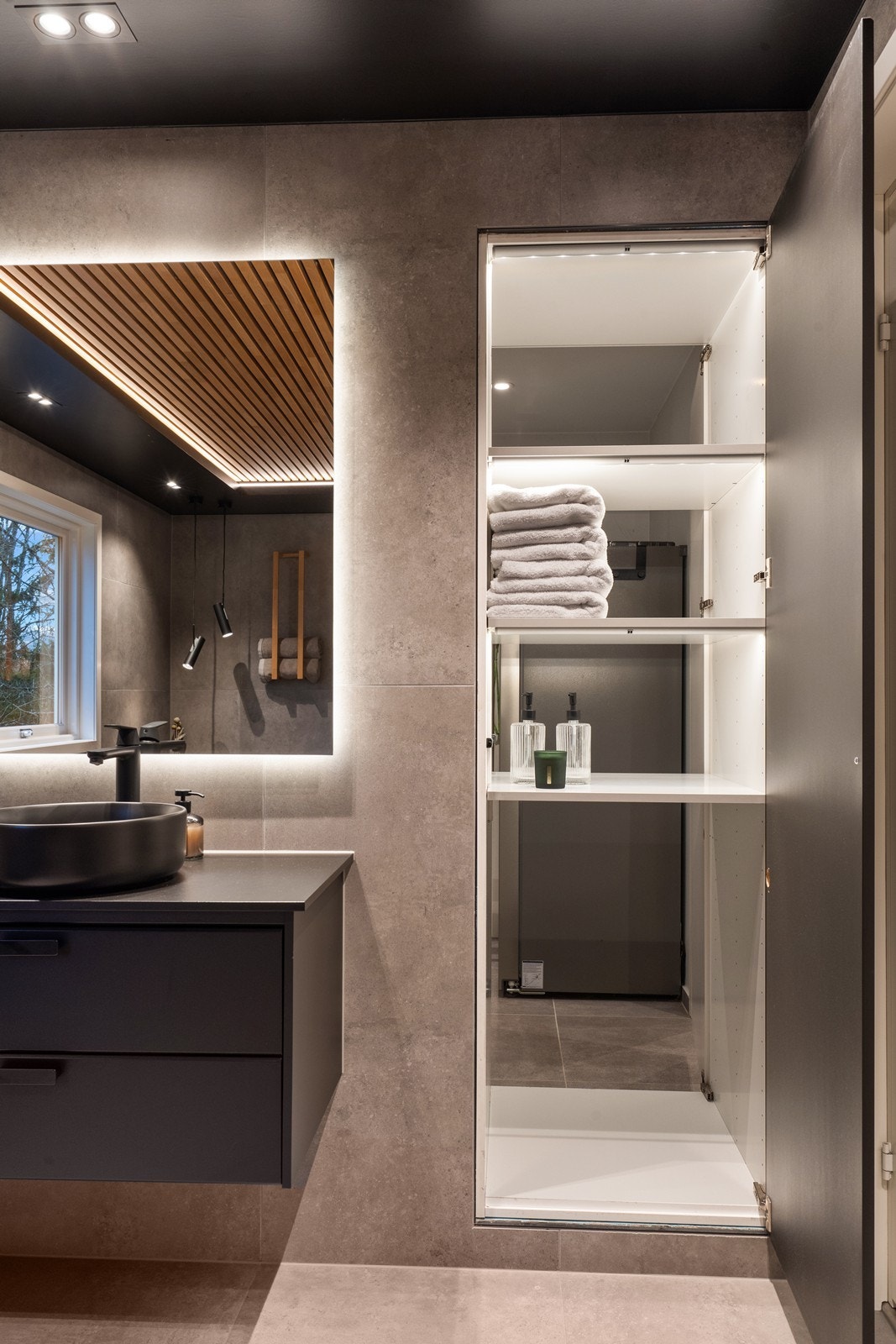 Effektiv oppbevaring med integrerte hyller. Galleribilde