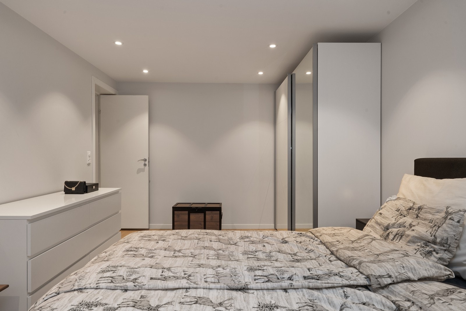 Plass til dobbeltseng og garderobe gir effektiv utnyttelse av rommet. Galleribilde