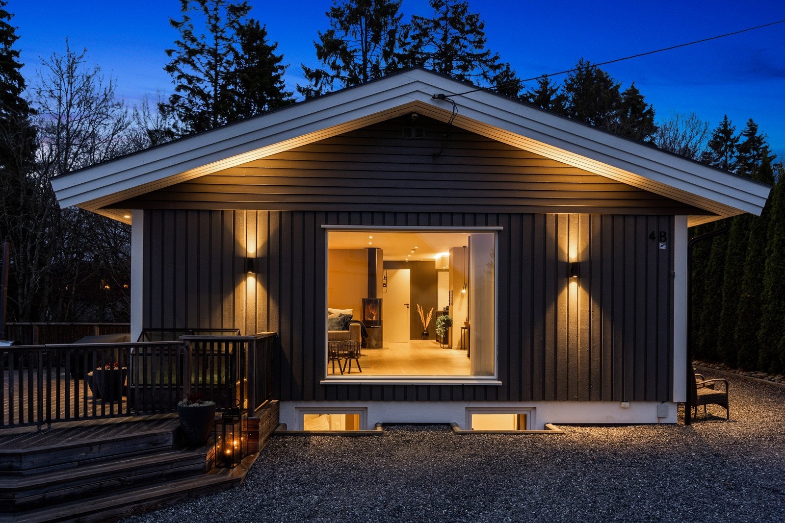 Store vinduer gir godt innslipp av naturlig lys til oppholdsrommet. Galleribilde