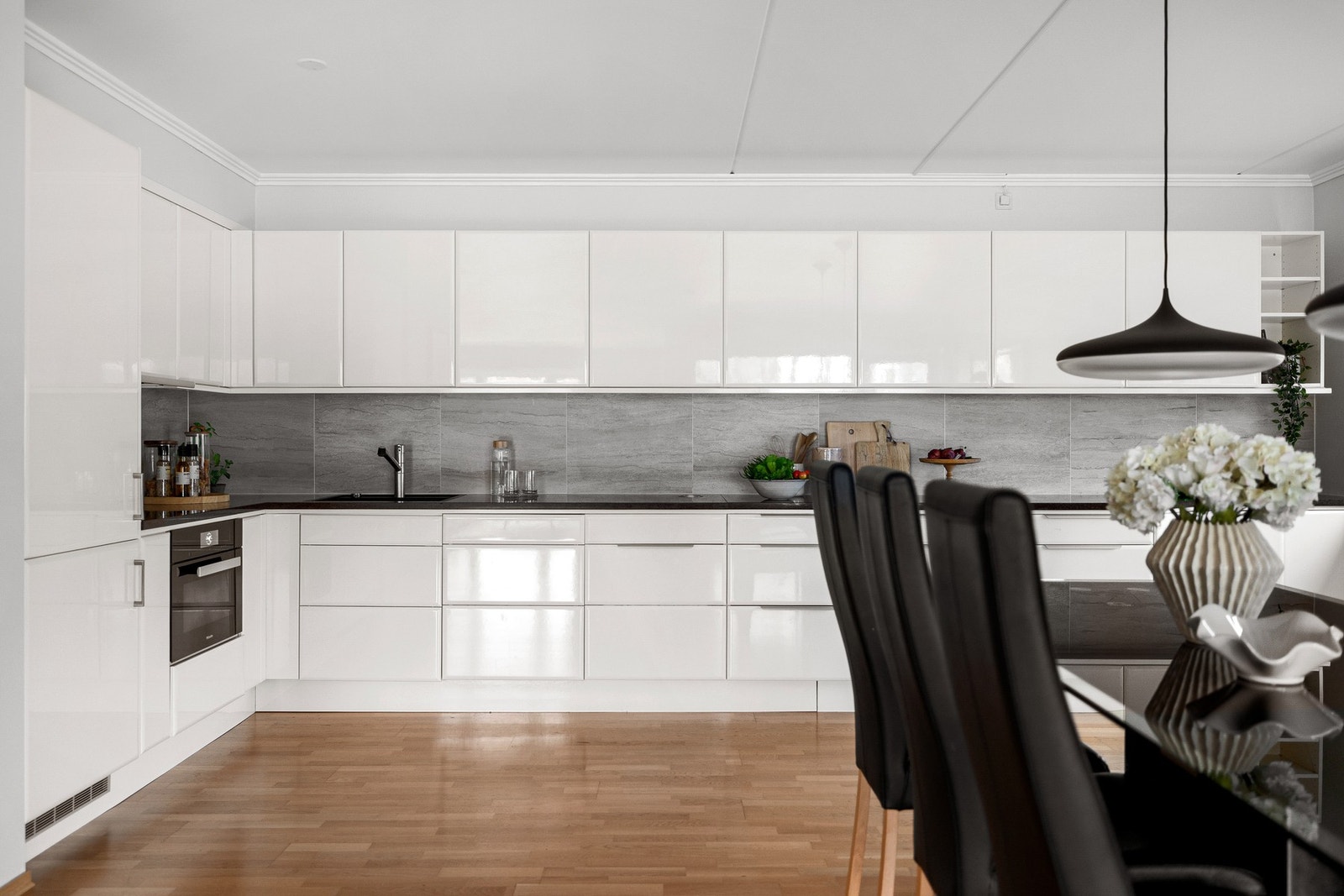 Det er integrerte hvitevarer som platetopp, komfyr, oppvaskmaskin og kjøl/frys Galleribilde