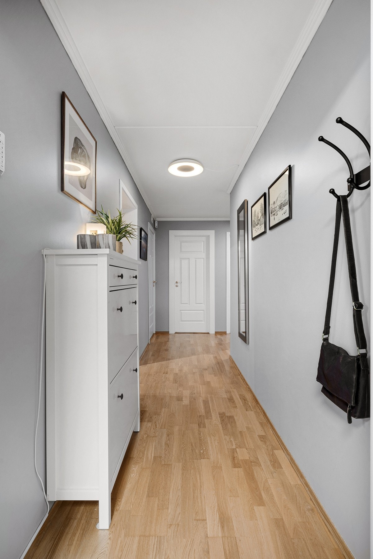 Her er det god plass til diverse oppbevaringsmøblement etter behov Galleribilde