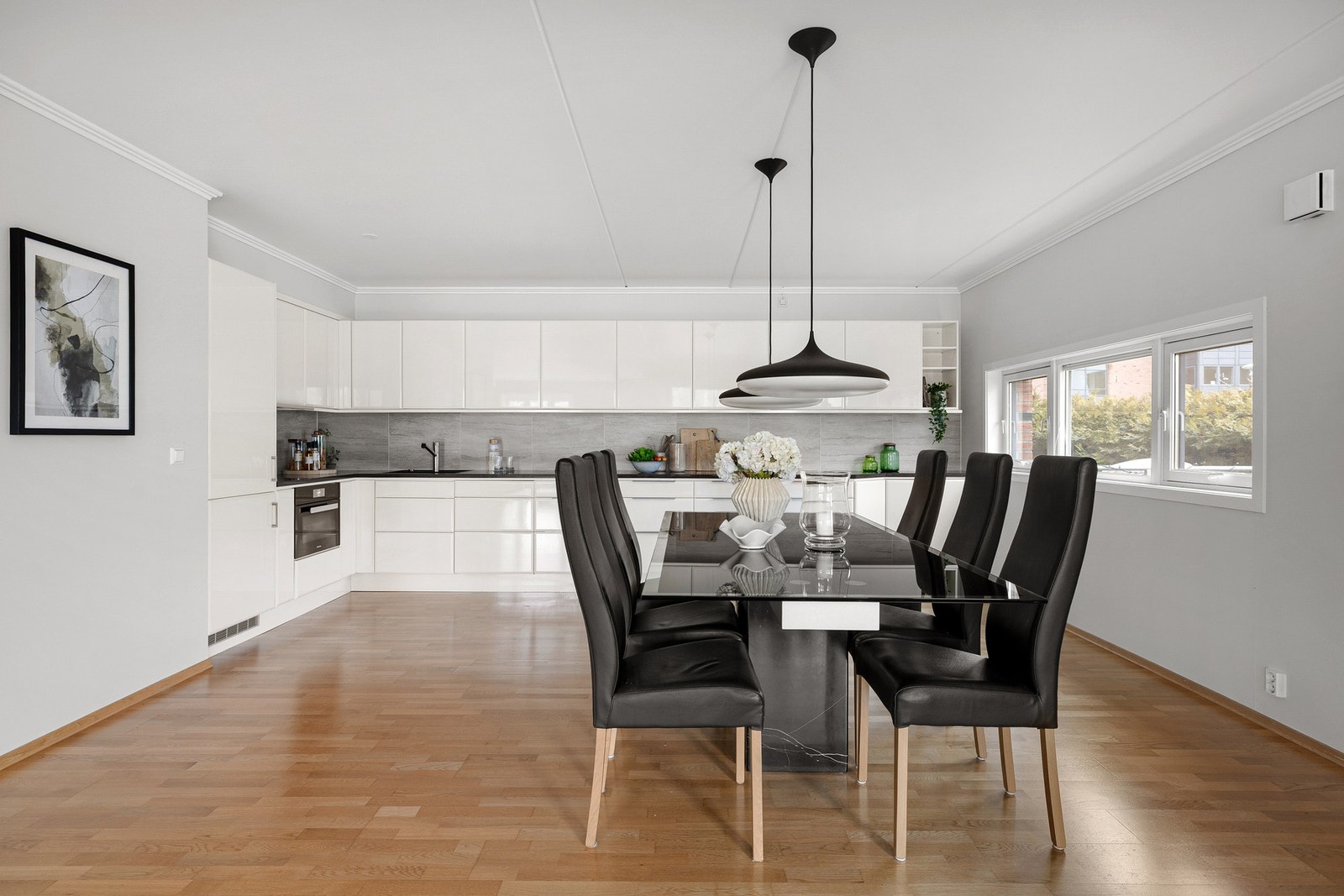 Kjøkkenet fra 2014 har innredning med glatte fronter og benkeplate av stein Galleribilde