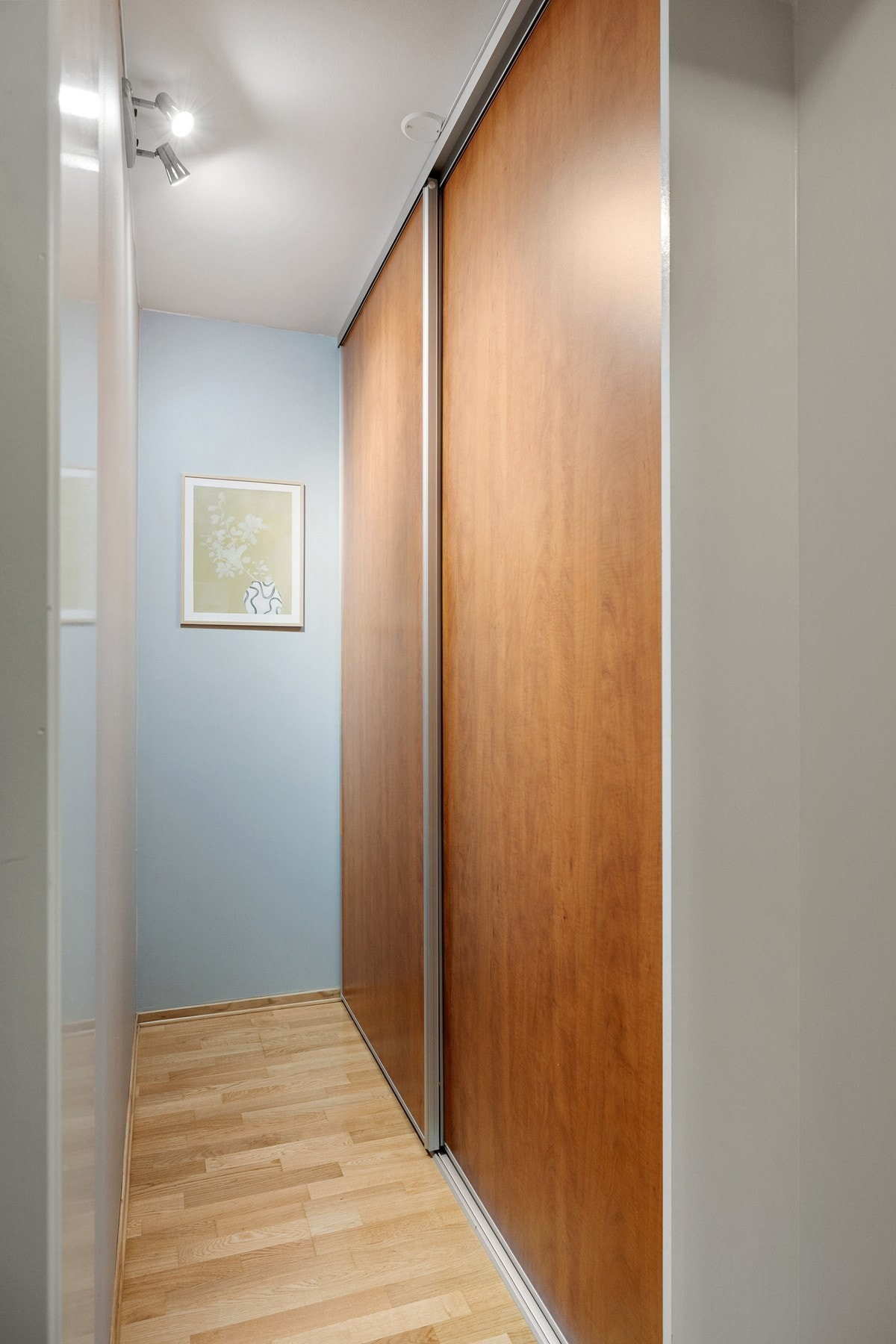 I en tilliggende bod er det en romslig skyvedørsgarderobe Galleribilde