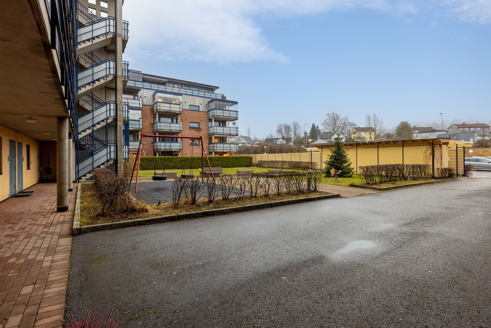 Sameiet har pent opparbeidede utearealer med plen, busker, asfalterte og brosteinsbelagte gangveier, samt sittegrupper og lekeapparater Galleribilde