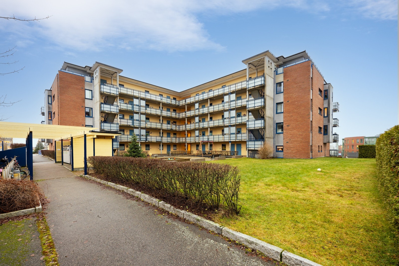 Leiligheten ligger i et sentralt og veletablert boligområde med gangavstand til skoler, barnehager, dagligvarehandel og kollektivtransport Galleribilde