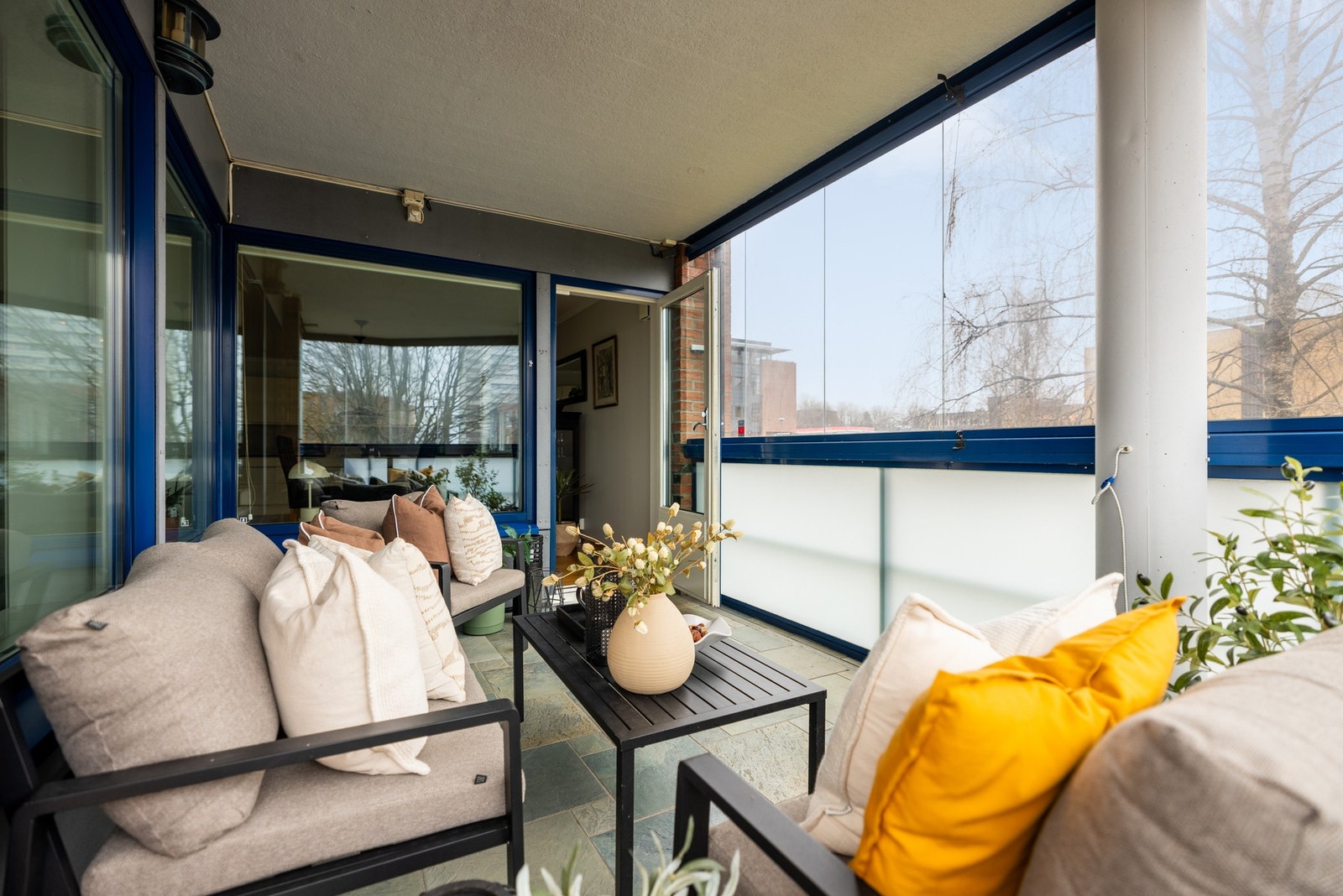 Balkongen har et gulvareal på ca. 10 m² og det er god plass til møblering Galleribilde