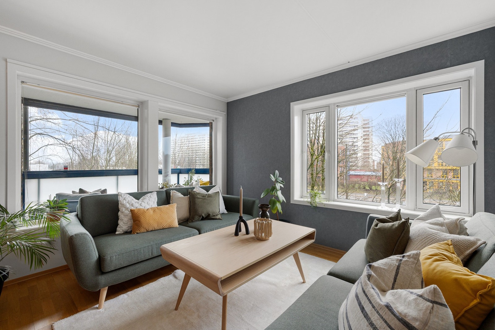 Stuegulvet er lagt med parkett, veggene er lysmalte, og rommet har en varmepumpe Galleribilde