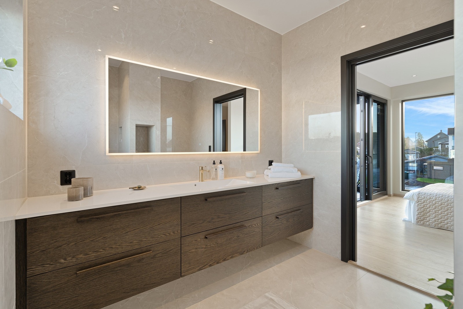 Her finner du servant med praktisk underskap, speil med belysning, vegghengt toalett og moderne detaljer Galleribilde