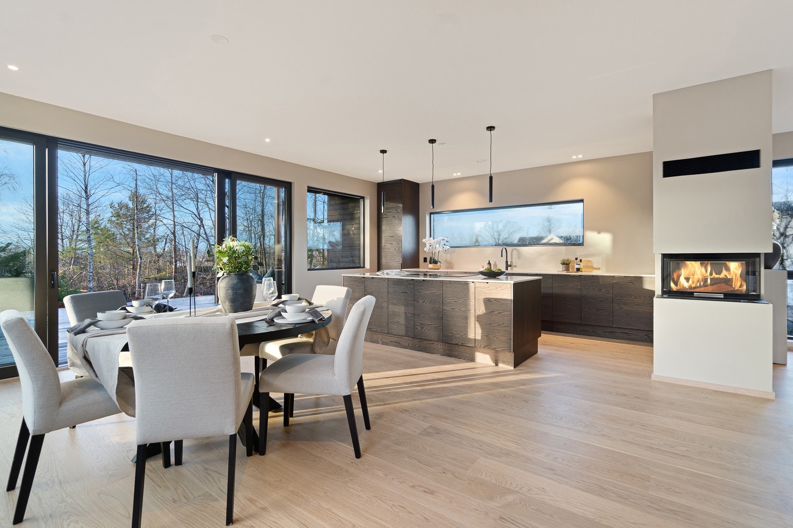 Store vindusflater slipper inn rikelig med dagslys og skaper en åpen og luftig atmosfære. Galleribilde