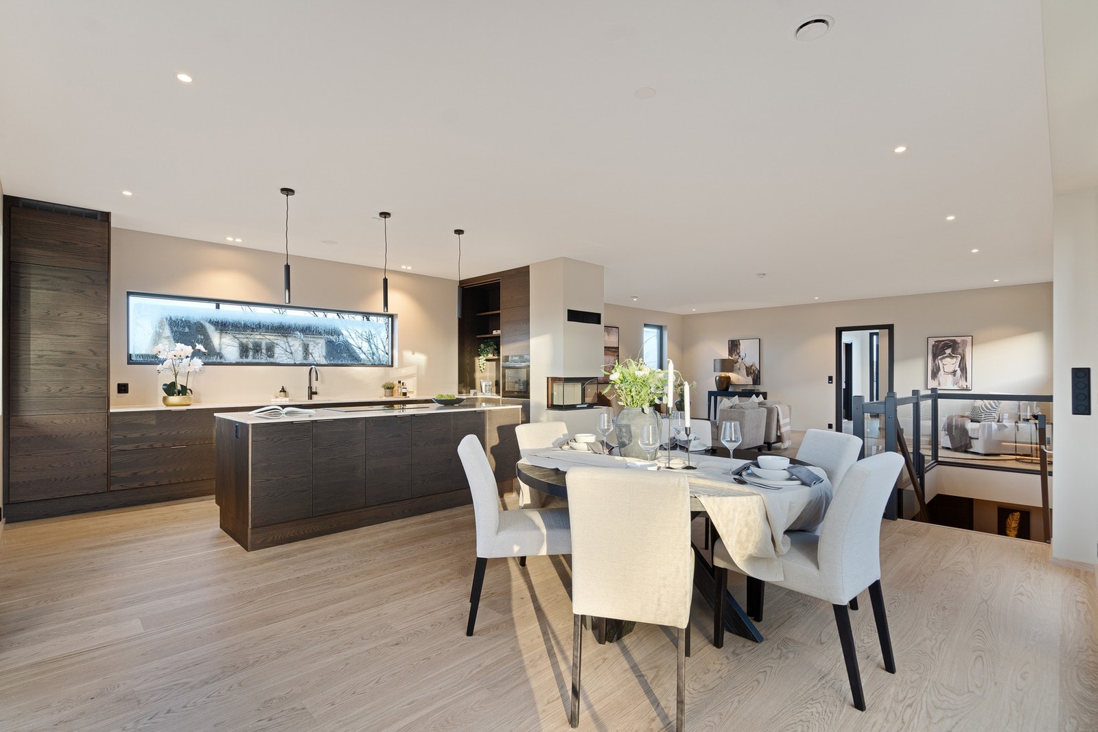 Den smarte utformingen gir en fin arbeidsflyt i hverdagen og skaper et naturlig samlingspunkt enten du lager hverdagsmiddag eller inviterer til større selskap. Galleribilde