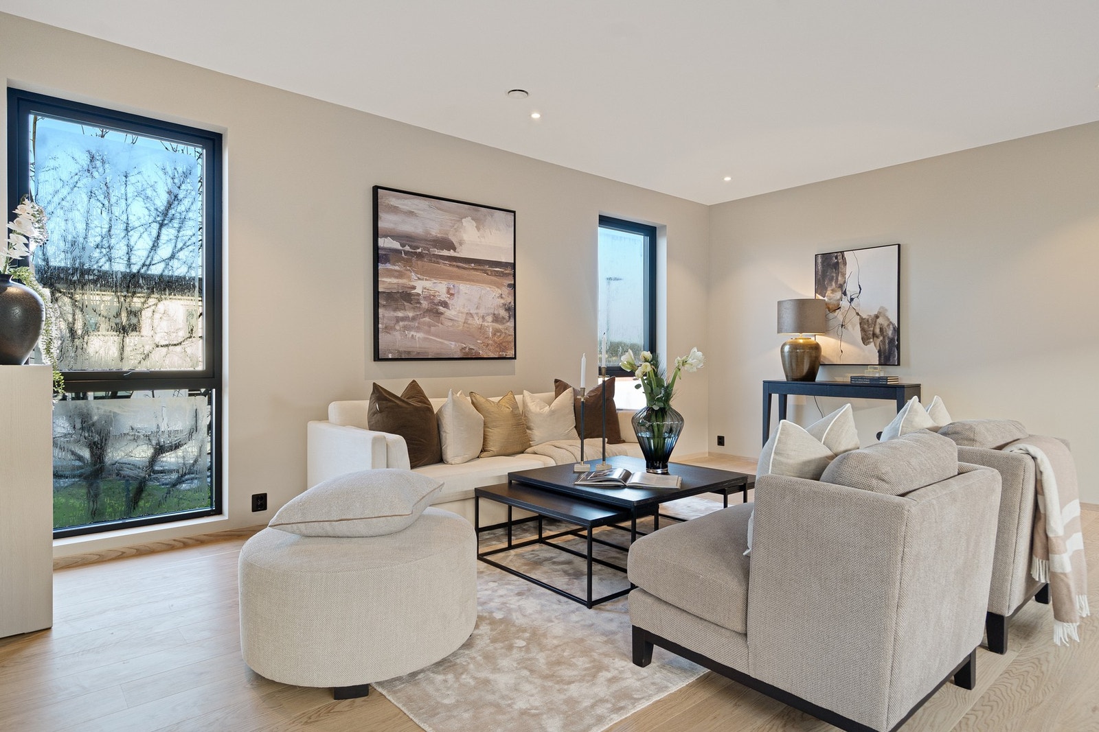 Den gjennomtenkte planløsningen gir gode møbleringsmuligheter med plass til både sofagruppe, TV-løsning og spiseplass Galleribilde