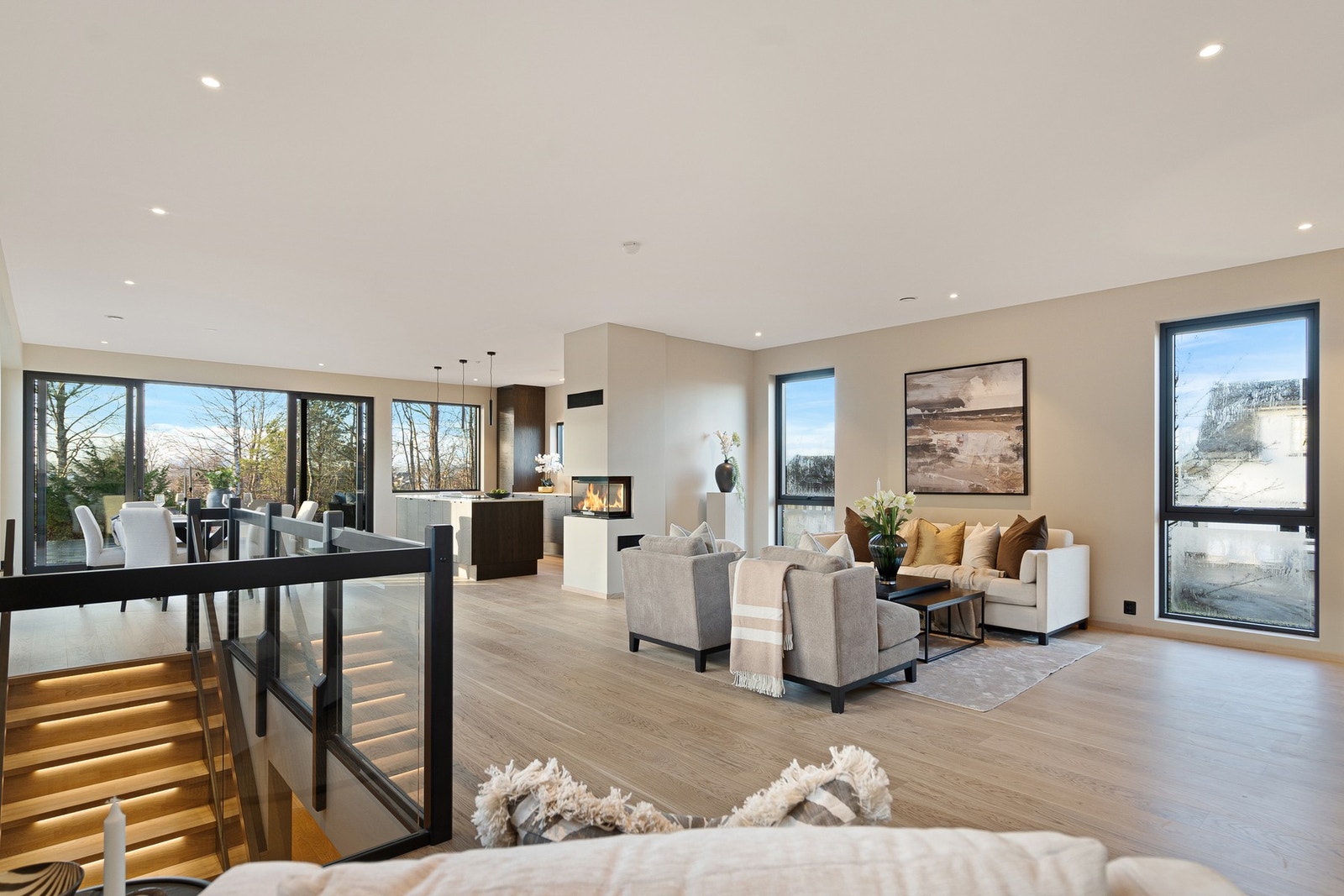 Stuen oppleves som lys, innbydende og svært behagelig å oppholde seg i Galleribilde