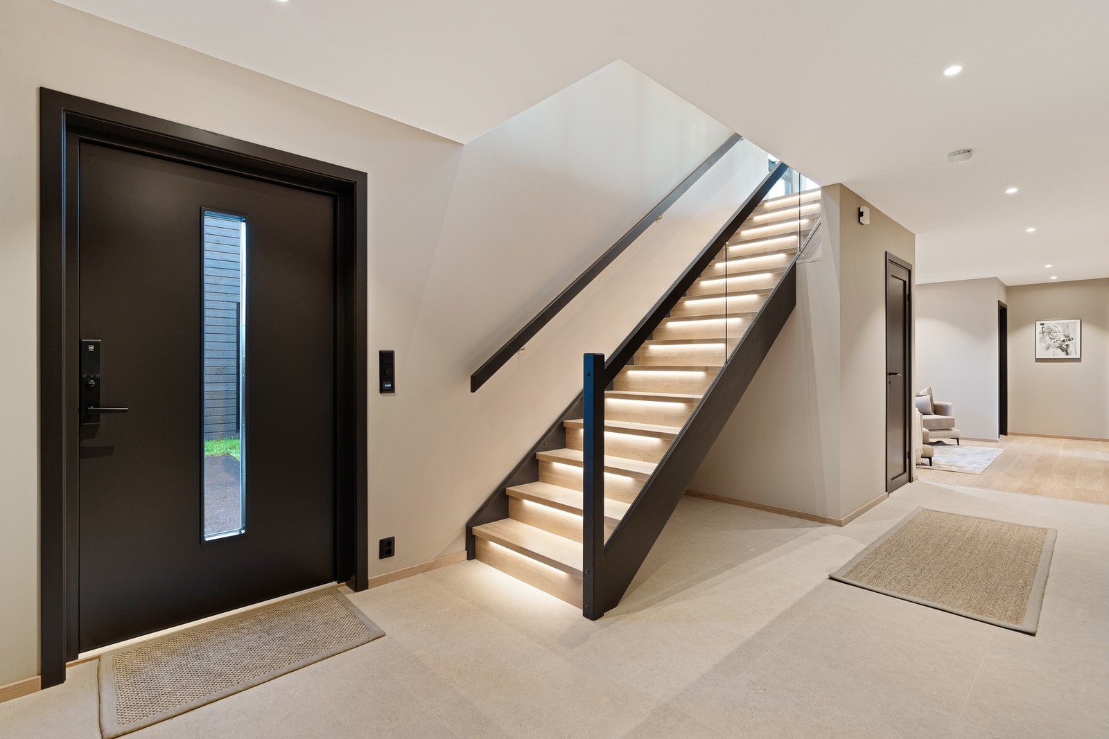 Boligen ønsker velkommen med en lys og romslig entré. Lekre fliser og tidsriktige materialvalg setter tonen for resten av boligen. Galleribilde