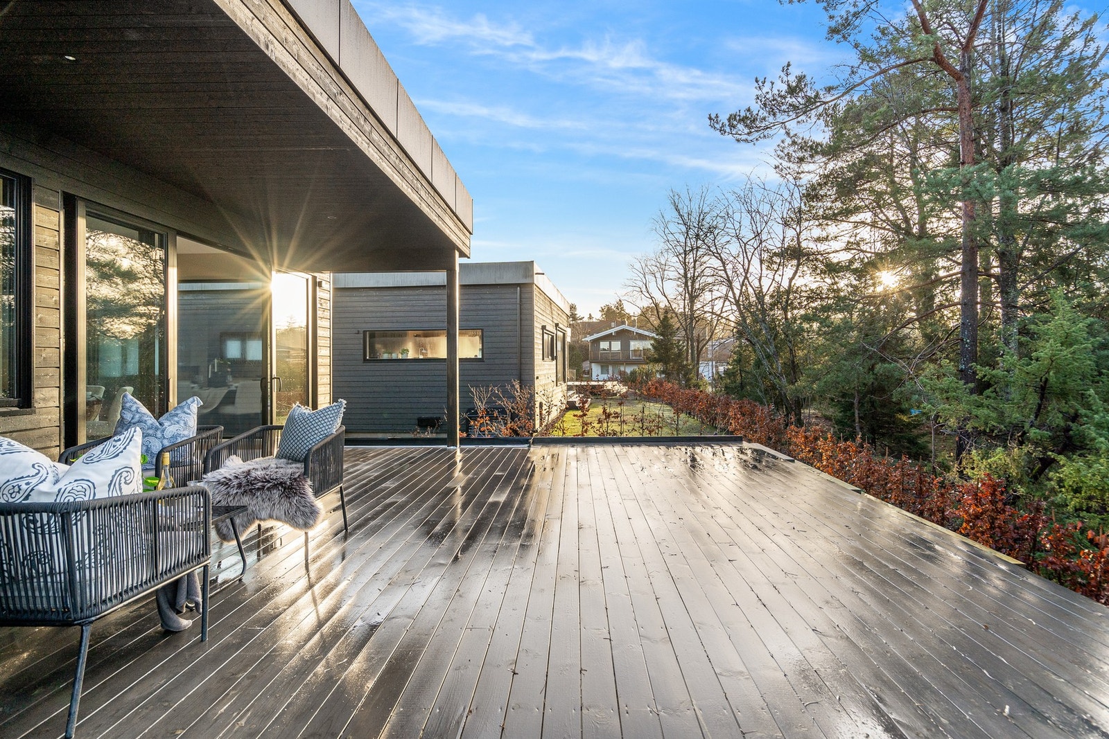 Fra oppholdsrommet er det direkte adgang til en vestvendt terrasse Galleribilde