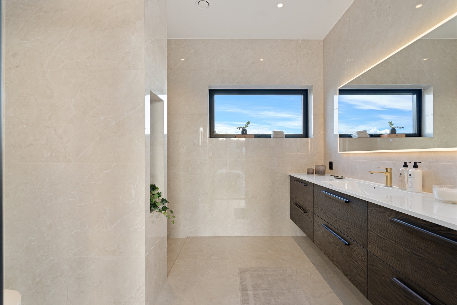 Det ene badet er tilknyttet hovedsoverom Galleribilde